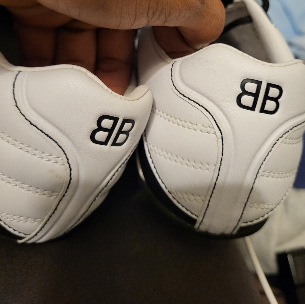 I'm selling a balenciaga women sneakers.